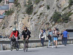 Warga Rusia Ramai-ramai Gowes Sepeda Tinggalkan Negaranya