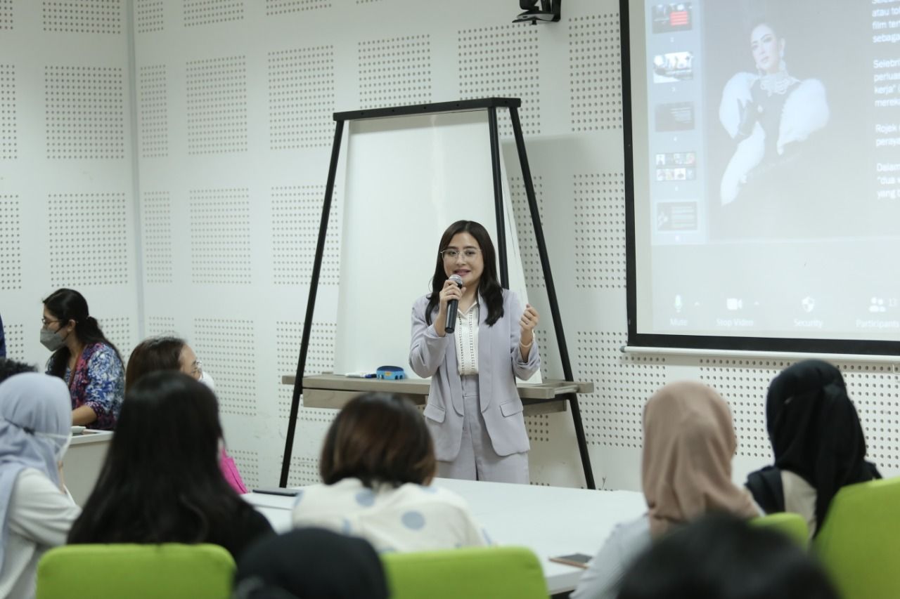 Prilly Latuconsina jadi dosen tamu di Fisipol UGM, Kamis (29/9/2022).