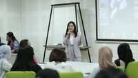 Suasana Kelas Saat Prilly Latuconsina Jadi Dosen di Fisipol UGM
