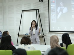 Sederet Momen Prilly Latuconsina Mengajar Mahasiswa Fisipol UGM