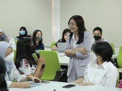 Kapan Prilly Latuconsina Jadi Dosen Lagi di UGM?