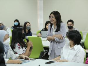 Kapan Prilly Latuconsina Jadi Dosen Lagi di UGM? Kapan Prilly Latuconsina Jadi Dosen Lagi di UGM?