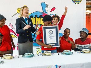 Keren! Wanita Ini Pecahkan Rekor Dunia Makan Ceker Ayam Terbanyak