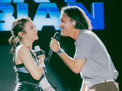 Momen Mahalini Ingatkan Rizky Febian Tutup Resleting di Atas Panggung