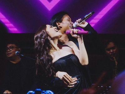 8 Gaya Rizky Febian & Mahalini Pamer Kemesraan di Atas Panggung, Curi Atensi