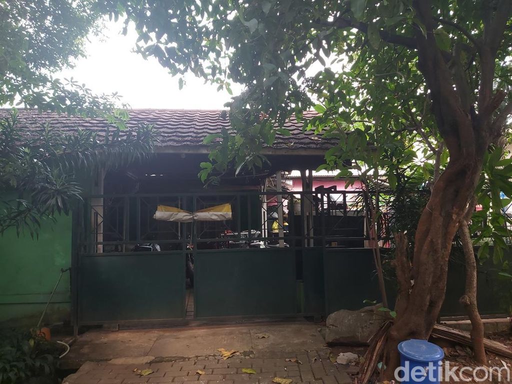 Penampakan Rumah Suami Roro Fitria yang Seorang Wiraswasta di Bidang Otomotif Penampakan Rumah Suami Roro Fitria yang Seorang Wiraswasta di Bidang Otomotif