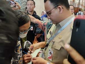 Saat Anies Dicegat Ibu-ibu yang Minta Beasiswa untuk Anaknya Saat Anies Dicegat Ibu-ibu yang Minta Beasiswa untuk Anaknya
