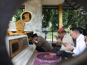 Didampingi Wabup Lamsel, Sekjen Gerindra Ziarah ke Makam Radin Intan II
