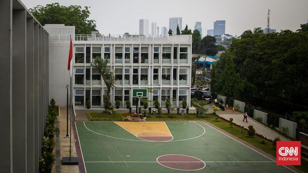 Gubernur DKI Jakarta Anies Baswedan meresmikan revitalisasi total empat sekolah negeri di Ibu Kota pada Rabu (28/9/2022).Usai direvitalisasi, keempat sekolah itu kini mengusung konsep bangunan dengan emisi rendah alias net zero carbon. (CNNIndonesia/Adi Ibrahim)
