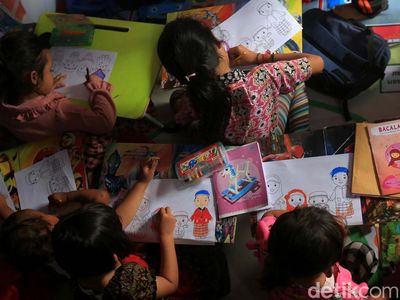 Semangat Anak Pemulung Belajar di Saung Baca Garpu