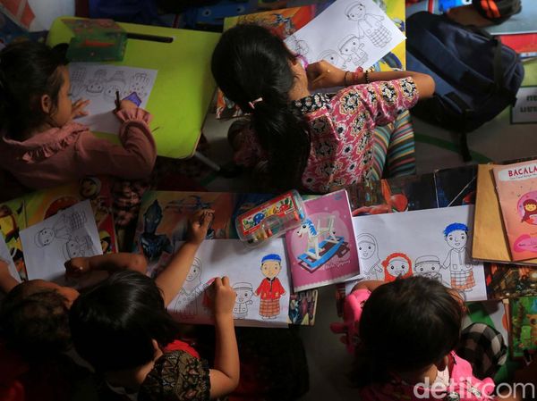 Semangat Anak Pemulung Belajar di Saung Baca Garpu