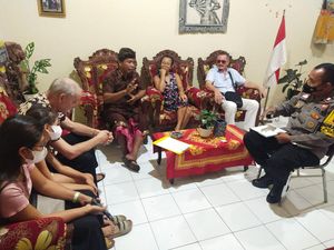 Heboh 2 WNA di Buleleng Nyaris Baku Pukul gegara Anjing Buang Kotoran Heboh 2 WNA di Buleleng Nyaris Baku Pukul gegara Anjing Buang Kotoran