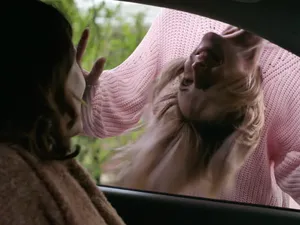 Review Smile: Ketika Senyuman Jadi Mimpi Buruk