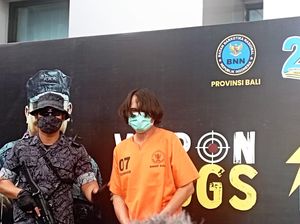 WN Inggris-Australia Kemas Heroin Pakai Kondom Dimasukkan Dubur WN Inggris-Australia Kemas Heroin Pakai Kondom Dimasukkan Dubur