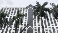 Wow! Pangkas Pelepah Palem di Senayan Pakai Crane Lho