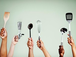 Alat Masak Kayu vs Plastik, Mana Lebih Ideal dan Efektif?