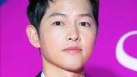 Foto 10 Artis Korea di APAN Star Awards, Song Joong Ki Pamer Rambut Baru