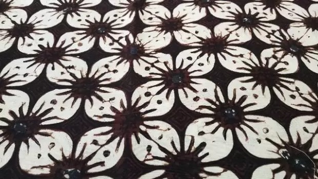 Batik Kawung/Foto : museumnusantara.com Batik Kawung mempunyai motif 4 bulatan lonjong membentuk kelopak bunga