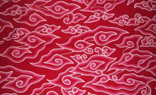 Batik Mega Mendung/Foto : kibrispdr.com Motif Batik Mega Mendung berupa awan perlambang pembawa air hujan untuk kehidupan