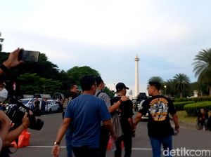 Demo Mahasiswa di Patung Kuda Sempat Ricuh, Seorang Pria Diamankan Polisi Demo Mahasiswa di Patung Kuda Sempat Ricuh, Seorang Pria Diamankan Polisi