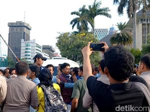 Blokade Jl MH Thamrin Jakpus, Massa Mahasiswa Saling Dorong dengan Polisi