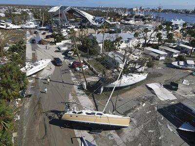 Disapu Badai, Kapal-kapal Terdampar ke Permukiman Warga di Florida