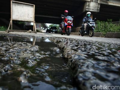 Parah! Jalan Rusak di Kalimalang Bekasi Tak Kunjung Dibenahi