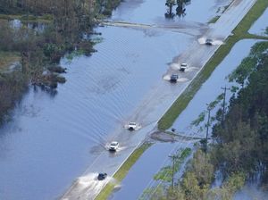 Sibuk Petugas Evakuasi Warga Florida yang Terjebak Banjir Akibat Badai Ian Sibuk Petugas Evakuasi Warga Florida yang Terjebak Banjir Akibat Badai Ian