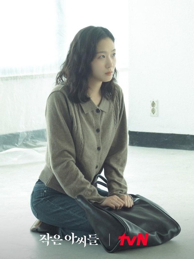 Kim Go Eun mengenakan crop cardigan
