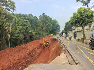 Belum Ditutup, Begini Kondisi Jalan Pangkalan 1A Bekasi yang Longsor