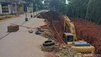 Penampakan Jalan Pangkalan 1A Bekasi Longsor