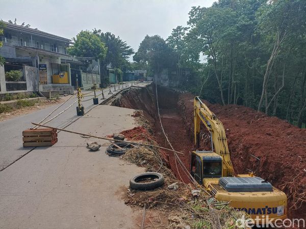Penampakan Jalan Pangkalan 1A Bekasi Longsor