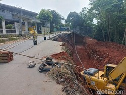 Warga Sebut Jalan Pangkalan 1A Bekasi Sudah Longsor Sejak 2020