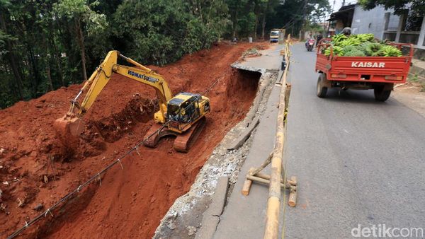Jalan di Bantar Gebang yang Longsor Mulai Diperbaiki