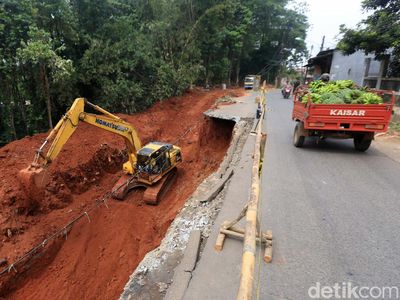 Jalan di Bantar Gebang yang Longsor Mulai Diperbaiki