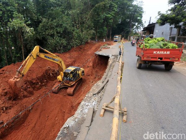 Jalan di Bantar Gebang yang Longsor Mulai Diperbaiki
