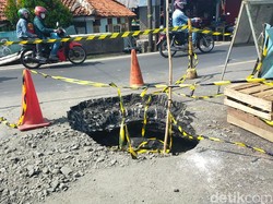 Jalan Amblas di Jl Raya Cibungbulang Bogor Belum Diperbaiki, Lalin Terganggu