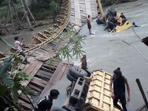 Jembatan Penghubung Desa di Bengkulu Putus, 2 Truk Masuk ke Sungai