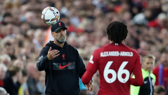 LIVERPOOL, ENGLAND - AUGUST 15: Liverpool Manager, Jurgen Klopp throws the ball to Trent Alexander-Arnold of Liverpool during the Premier League match between Liverpool FC and Crystal Palace at Anfield on August 15, 2022 in Liverpool, England. (Photo by Clive Brunskill/Getty Images)