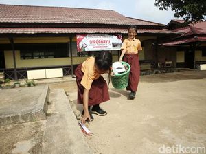 Melihat Semangat Siswa Ikuti Jumat Bersih di SDN Perbatasan Melihat Semangat Siswa Ikuti Jumat Bersih di SDN Perbatasan