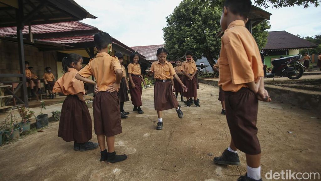 Kenal Lebih Dekat Anak-anak Sekolah Dasar di Ujung Negeri Kenal Lebih Dekat Anak-anak Sekolah Dasar di Ujung Negeri
