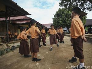 Kenal Lebih Dekat Anak-anak Sekolah Dasar di Ujung Negeri Kenal Lebih Dekat Anak-anak Sekolah Dasar di Ujung Negeri