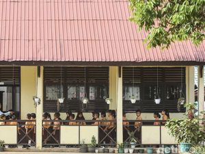 5 Potret Aktivitas Siswa Sekolah di Perbatasan RI-Malaysia 5 Potret Aktivitas Siswa Sekolah di Perbatasan RI-Malaysia