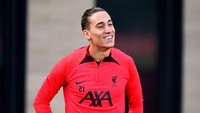 Pemain Liverpool asal Yunani ini sudah kian gondrong. Makanya setibanya ke klub, ia pun mengikat rambutnya tersebut. Foto: Liverpool FC via Getty Images/Andrew Powell