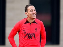 Pemain Liverpool asal Yunani ini sudah kian gondrong. Makanya setibanya ke klub, ia pun mengikat rambutnya tersebut. Foto: Liverpool FC via Getty Images/Andrew Powell