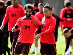 Sejumlah rekan setim Tsimikas pun ikut berguyon mengenai Tsimikas kini jadi mirip Darwin Nunez. Foto: Liverpool FC via Getty Images/Andrew Powell