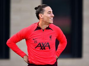 Darwin Nunez Menyusut Jadi Kecil? Bukan, Ini Kostas Tsimikas! Darwin Nunez Menyusut Jadi Kecil? Bukan, Ini Kostas Tsimikas!