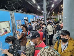KRL Arah Nambo Alami Gangguan, Penumpang di Stasiun Cawang Numpuk