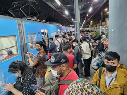 KRL Arah Nambo Alami Gangguan, Penumpang di Stasiun Cawang Numpuk