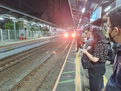 KRL Arah Nambo Alami Gangguan di Stasiun Cawang, KAI Minta Maaf